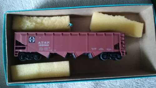 Athearn Santa Fe ATSF with Load