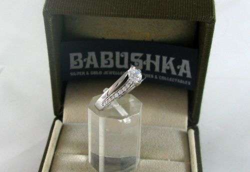 SALE!!! Elegant 9 Carat White Gold Cluster Ring with CZ Crystals. Certified.