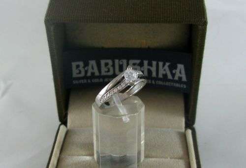 SALE!!! Elegant 9 Carat White Gold Cluster Ring with CZ Crystals. Certified.