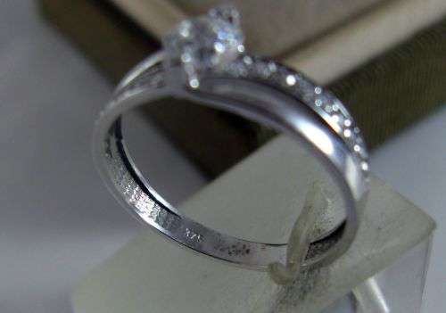 SALE!!! Elegant 9 Carat White Gold Cluster Ring with CZ Crystals. Certified.