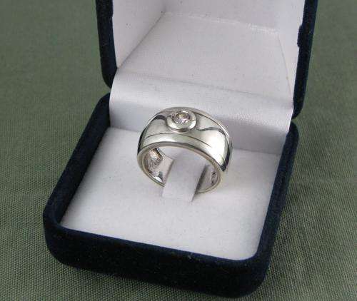 Vintage 925 Silver Cluster Ring with Crystal.