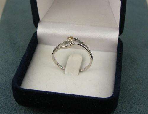 Elegant 9 carat White Gold Solitaire Engagement Ring with Natural Diamond. New! Certified.