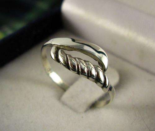 Pretty Vintage 925 Sterling Silver Ring .