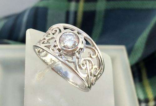 Vintage pretty 925 silver feligree ring with CZ