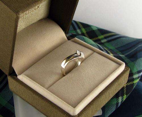 Pretty Antique 925 Silver Pattern Ring.