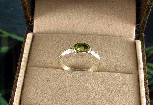 Beautiful Vintage 925 Sterling Silver Solitaire Ring with Green Peridot.
