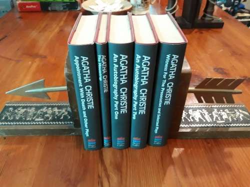 Book ends - Arrow shaft and head, with motif of fighting knights on footpieces - Wood and metal