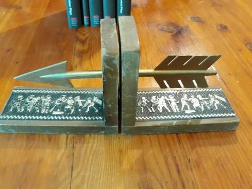 Book ends - Arrow shaft and head, with motif of fighting knights on footpieces - Wood and metal