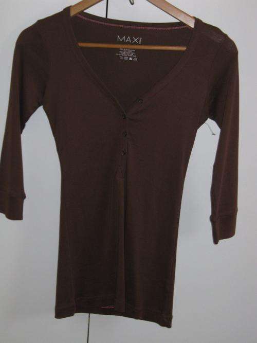 LONGER LENGTH T-SHIRT ; 3/4 SLEEVE ; BROWN ; SIZE SMALL