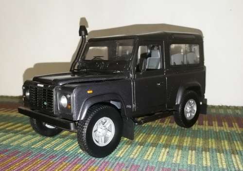 Land Rover Defender 90 Td5 1:18 Die cast model