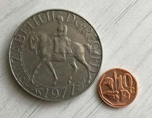 1977 QUEEN ELIZABETH COMMEMORATIVE CROWN.