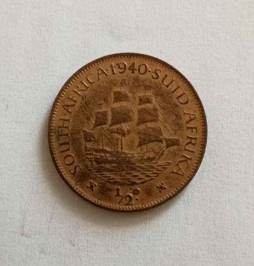 1940 RED/YELLOW SOUTH AFRICA HALF PENNY.  RARE TO FIND THIS COLOUR BEFORE 1942.