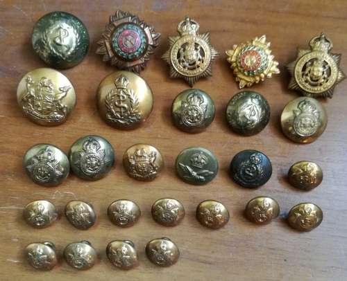 Collection of 27 Military Badges and Buttons. Photos are in discription.