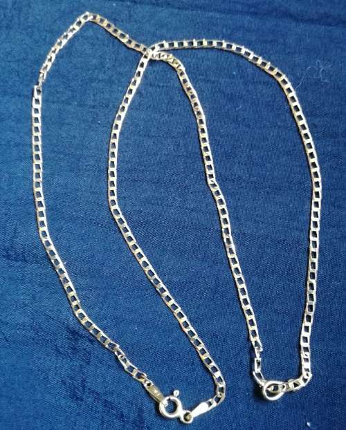 9 Ct Gold necklace. 2.49 grams.