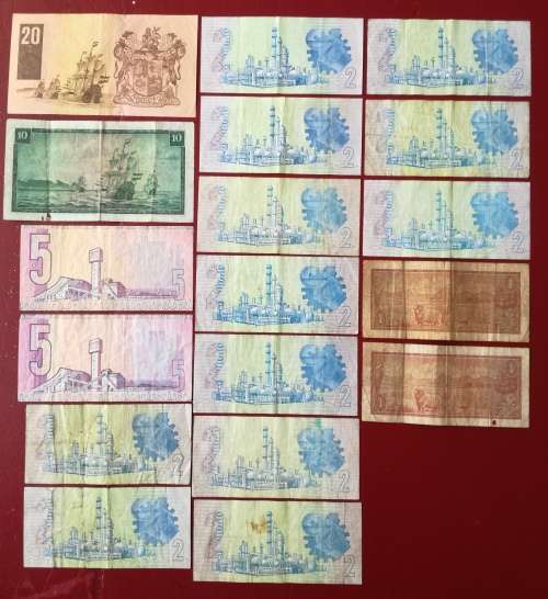 Collection of 18 old South Africa bank notes.