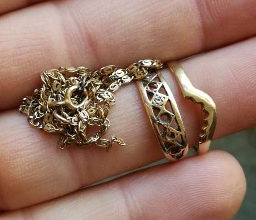 9CT COLD RINGS WITH 9CT GOLD BROKEN NECKLACE. 4.65 GRAMS.