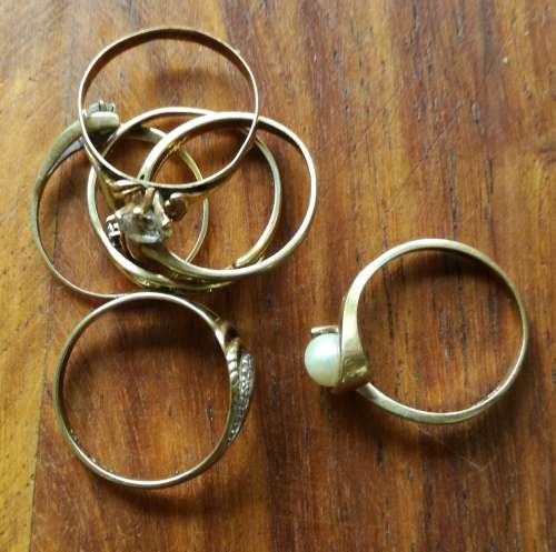 Collection of 9 CT gold ladies rings. 8.43 Grams.