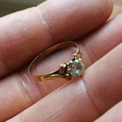 Collection of 9 CT gold ladies rings. 8.43 Grams.