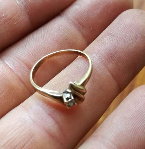 Collection of 9 CT gold ladies rings. 8.43 Grams.