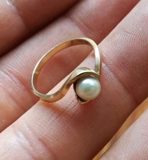 Collection of 9 CT gold ladies rings. 8.43 Grams.