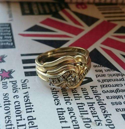 9 ct gold ring with 8 small diamonds 3.5 grams