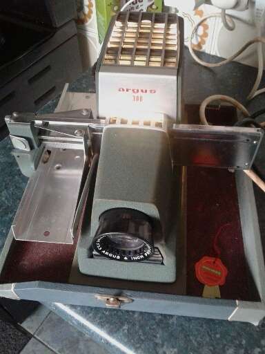 ANTIQUE -VINTAGE  ARGUS 300 SLIDE PROJECTOR   ( INSIDE ORIGINAL CASE)