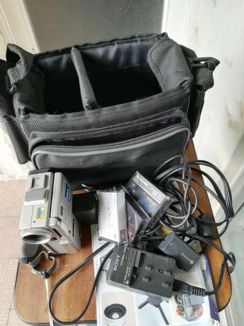 Sony DCR  Mini Handycam Camcorde( COMPLETE CHARGER BAG CABLES MANUAL)