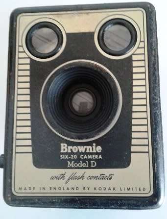 VINTAGE  Kodak Brownie Six-20 Box Camera Model D (GOOD FOR COLLECTOR)
