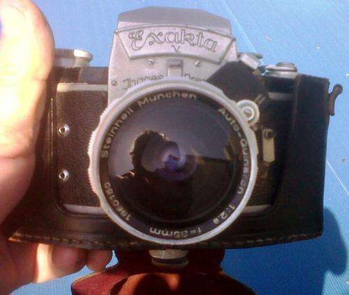 VINTAGE ANTIQUE  EXAKTA  CAMERA   (ORIGINAL LEATHER CASE)