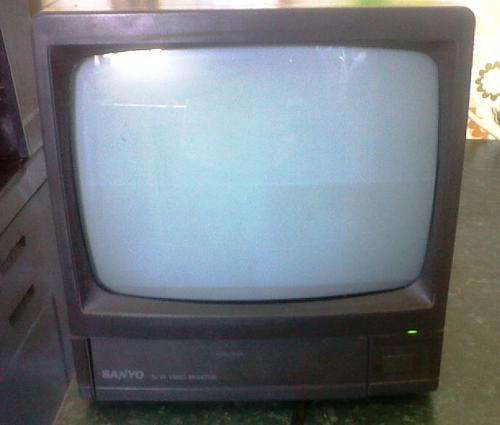 VINTAGE SANYO B/W  MONITOR  (POWER COMES ON )