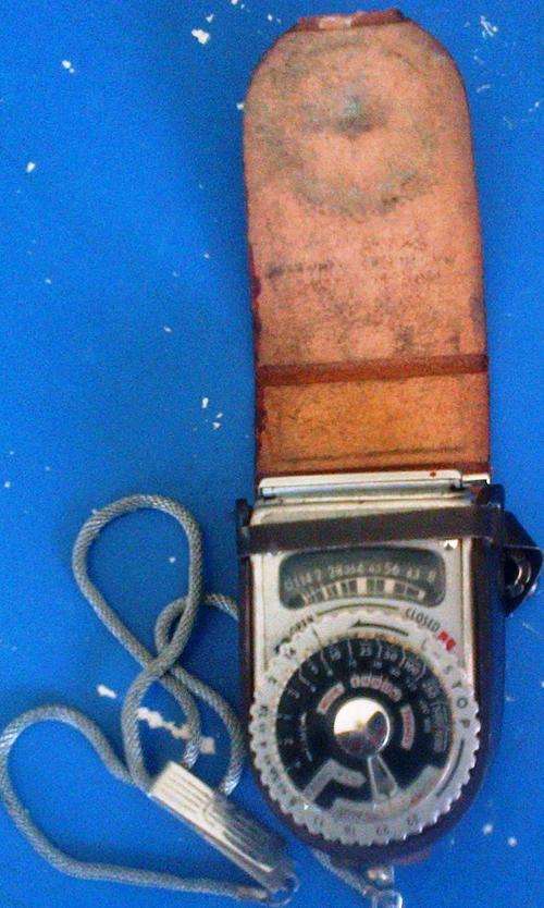 VINTAGE  GOSSEN SIXTINO LIGHT METER IN ORIGINAL CASE