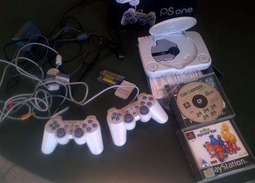 SONY PLAY STATION 1+ ALL  CABLES +2 CONTROLS +2 GAMES INSTRUCTIONS READY PLUG PLAY