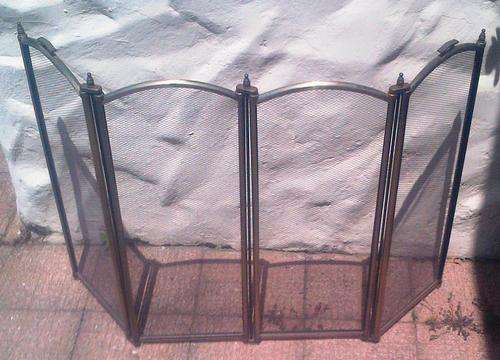 VINTAGE BRASS & MESH FIRE PLACE  PROTECTIVE STAND (NICE ITEM)