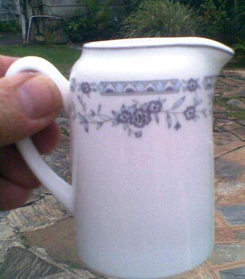 STUNNING WEDGWOOD MILK JUG (MADE IN ENGLAND)