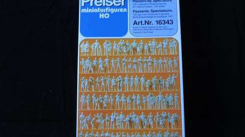 Preiser HO 16343 Passengers and spectators. 130 unpainted figures. Read carefully.