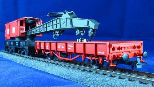 Roco HO Bucyrus Erie 6 axle crane with carrier wagon.