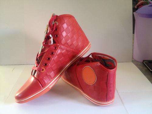 MAGENTS Red Takkies (Size 8)