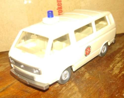 Wiking Volkswagen Kombi Bus - St Johns - 1/87 Scale