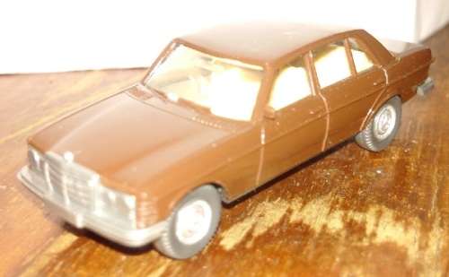 Wiking Mercedes Benz 240D - 1/87 Scale