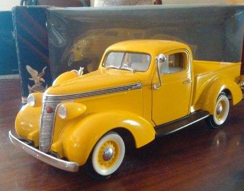 Road Signiature 1937 Studebaker Pick-Up - 1/18 Scale