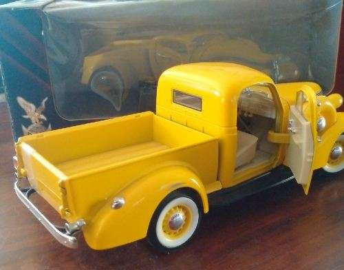 Road Signiature 1937 Studebaker Pick-Up - 1/18 Scale