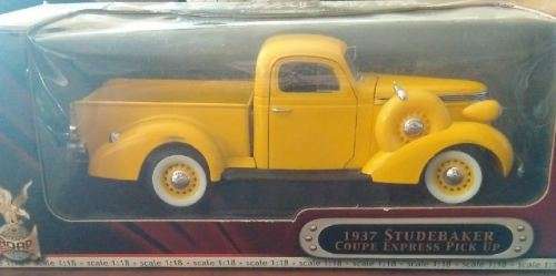 Road Signiature 1937 Studebaker Pick-Up - 1/18 Scale