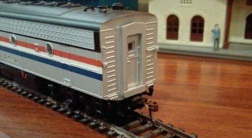 Amtrak Train - 2 Locomotives, 2 Coaches, Mixed Makes  - HO Scale