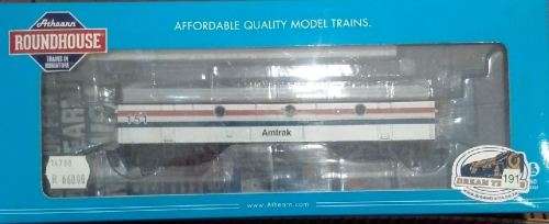 Amtrak Train - 2 Locomotives, 2 Coaches, Mixed Makes  - HO Scale