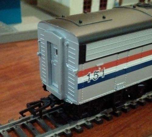 Amtrak Train - 2 Locomotives, 2 Coaches, Mixed Makes  - HO Scale