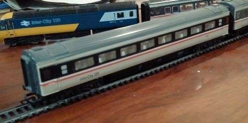 Hornby Inter CityTrain Set with Additiona Locomotive and Coaches - LOOK - OO Scale