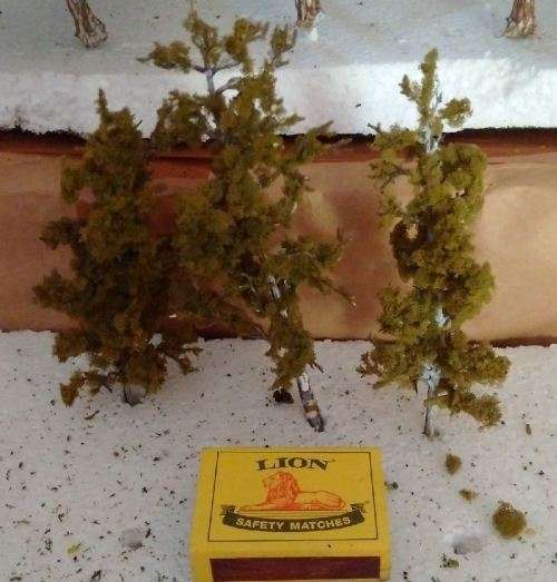 3 Medium Size Decidiuus Trees - HO Scale