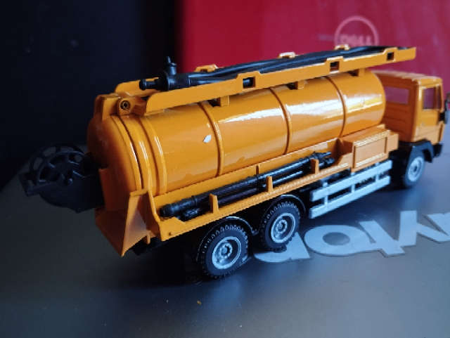 Siku Iveco Container Lorry - Container Services 3424