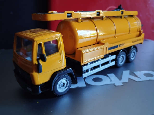 Siku Iveco Container Lorry - Container Services 3424