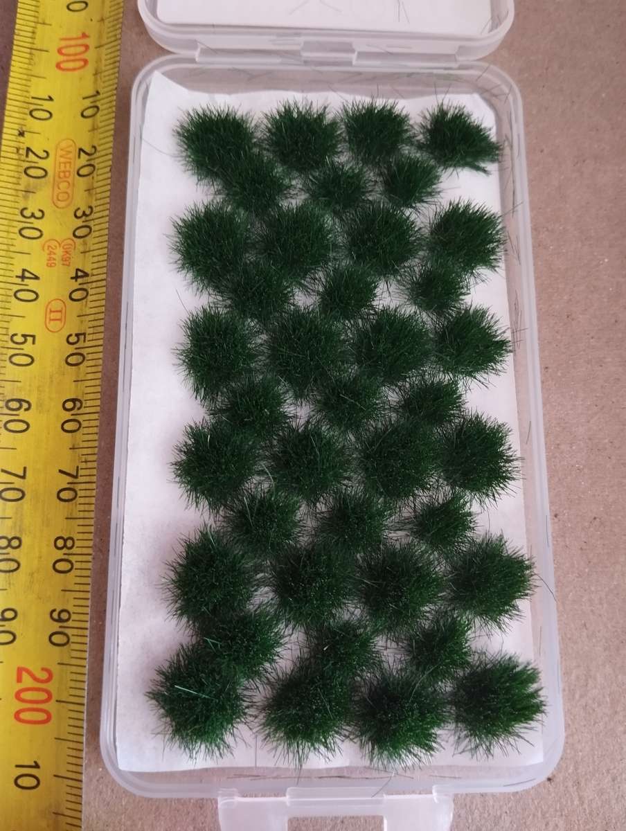 39 x Dark Green Grass Tufts for Scenery - HO Scale